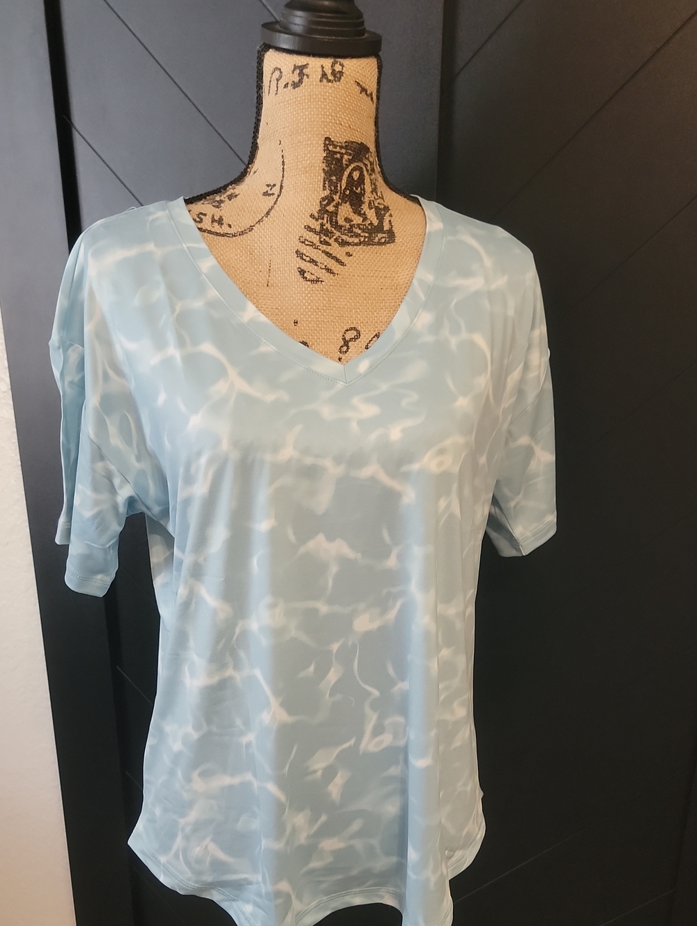 Light Blue & White V-Neck Water-Print Short Sleeve Top NWT